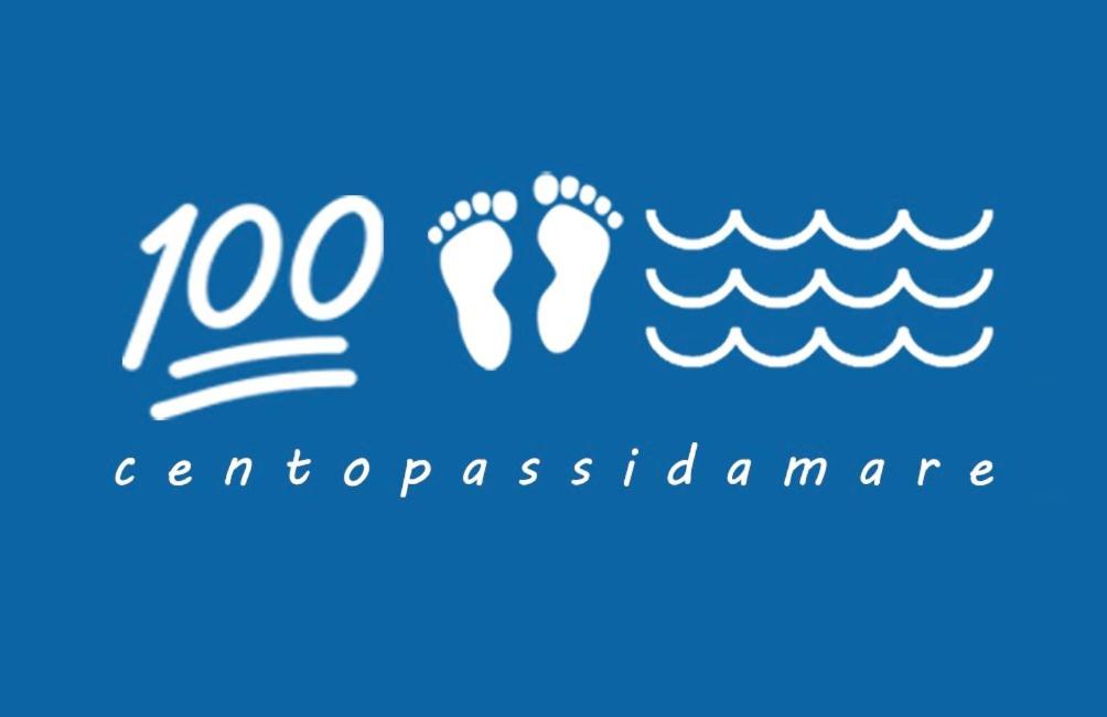 un logotipo para una empresa con pisadas en el agua en Centopassidamare, en Formia