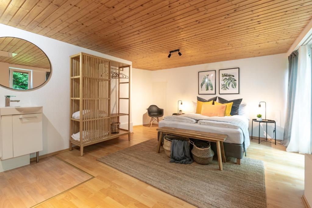 ein Schlafzimmer mit einem Bett und einer Holzdecke in der Unterkunft Inn Joy Apartments - Sankt Gallen West in St. Gallen