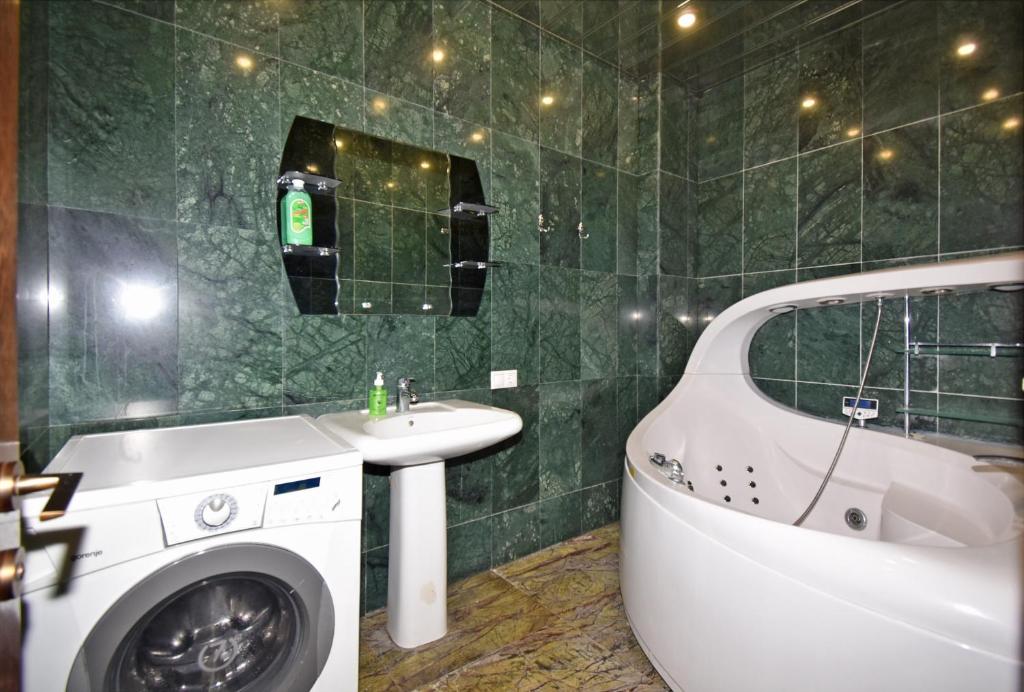 een badkamer met een wasmachine en een wastafel bij Armenak Apartment Северный проспект,Northern Avenue in Jerevan