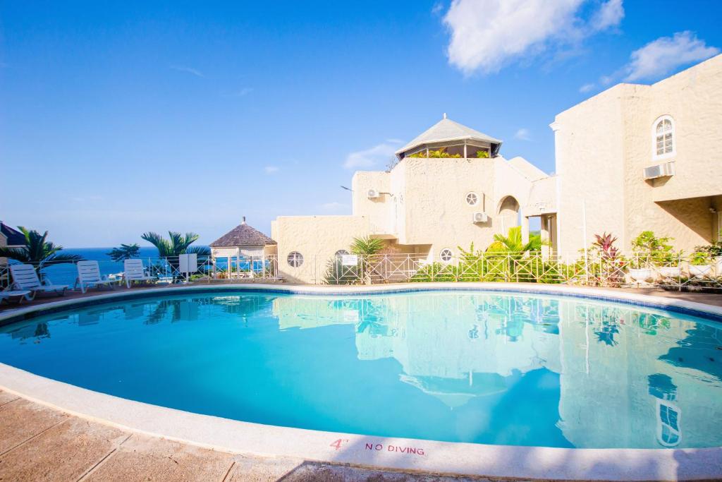 une grande piscine en face d'un bâtiment dans l'établissement Ocho Rios Ocean View Sleeps1-2, à Ocho Rios