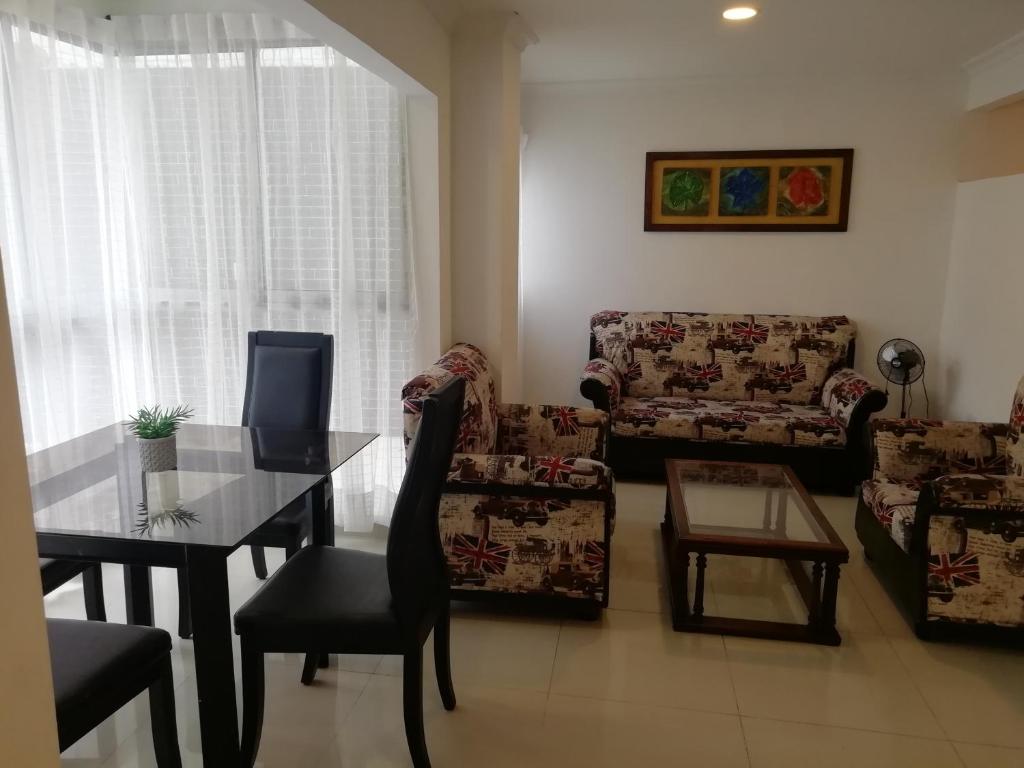 ein Wohnzimmer mit einem Tisch, Stühlen und einem Sofa in der Unterkunft Apto amoblado barrio Los Alpes Cartagena in Cartagena de Indias
