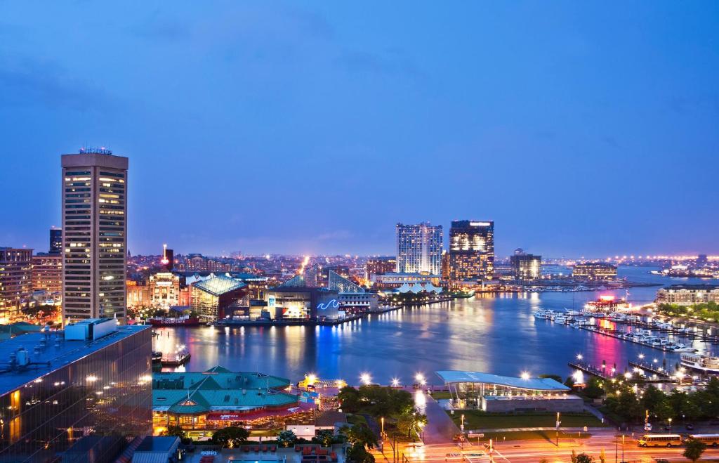 Sheraton Inner Harbor Hotel - Concierge Level, Guest Room, 1 King, Harbor View