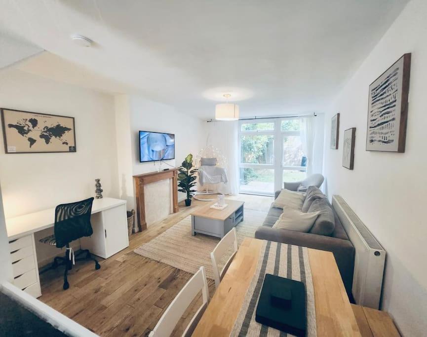 3 bedroom splitlevel apartment 15 minute walk to Kia Oval, London