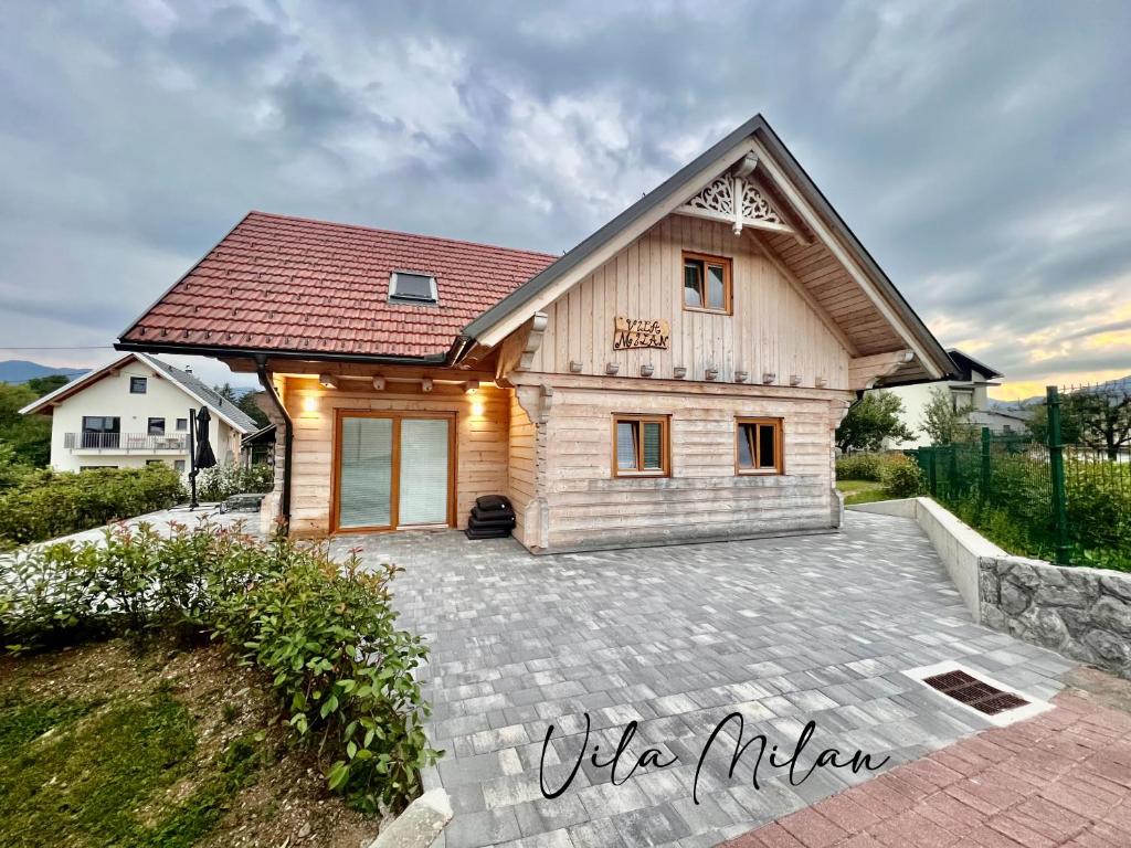 une maison avec une allée en pierre en face de celle-ci dans l'établissement Vila Milan, à Bled