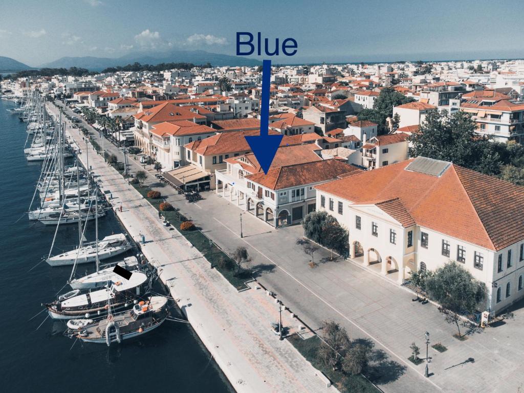 een luchtzicht op een jachthaven met gebouwen en boten bij BLUE LUXURY SUITES in Preveza