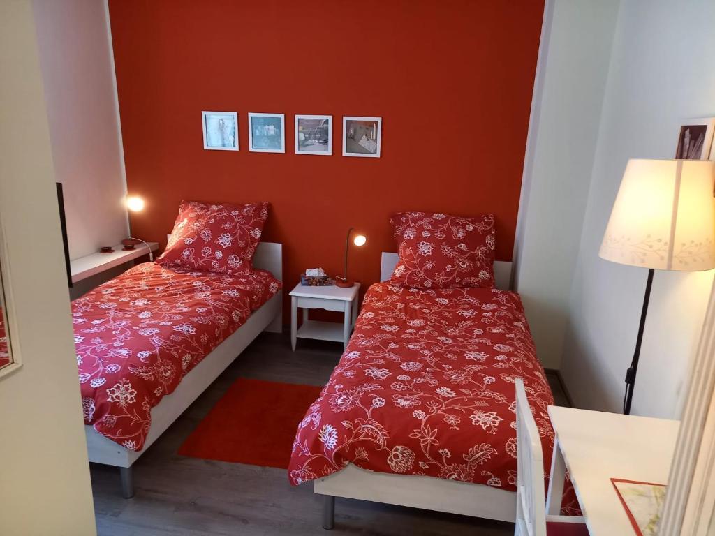 En eller flere senge i et værelse på die Senfbude - schöne, ebenerdige 2-Raum-Apartments mit Stellplatz und Terrasse