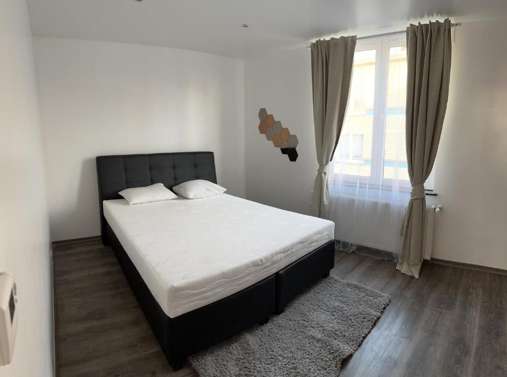 - une chambre avec un lit et une fenêtre dans l'établissement Modern apartament 1 bedroom+living, à Bruxelles