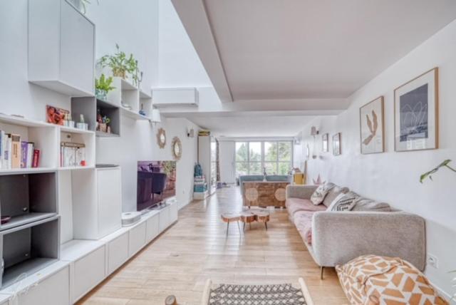 - un salon avec un canapé et un chien dans l'établissement Villa de charme complètement rénové, à Meudon