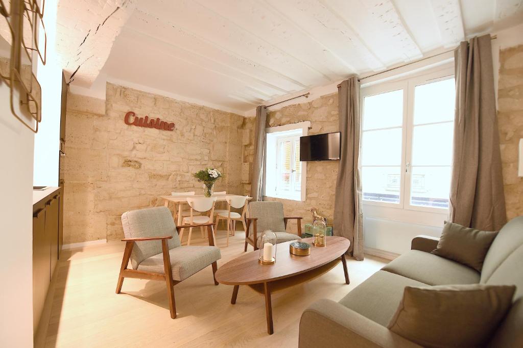 Cosy flat - Saint germain في باريس: غرفة معيشة مع أريكة وطاولة