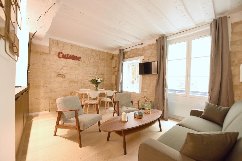 un salon avec un canapé et une table dans l'établissement Cosy flat - Saint germain, à Paris