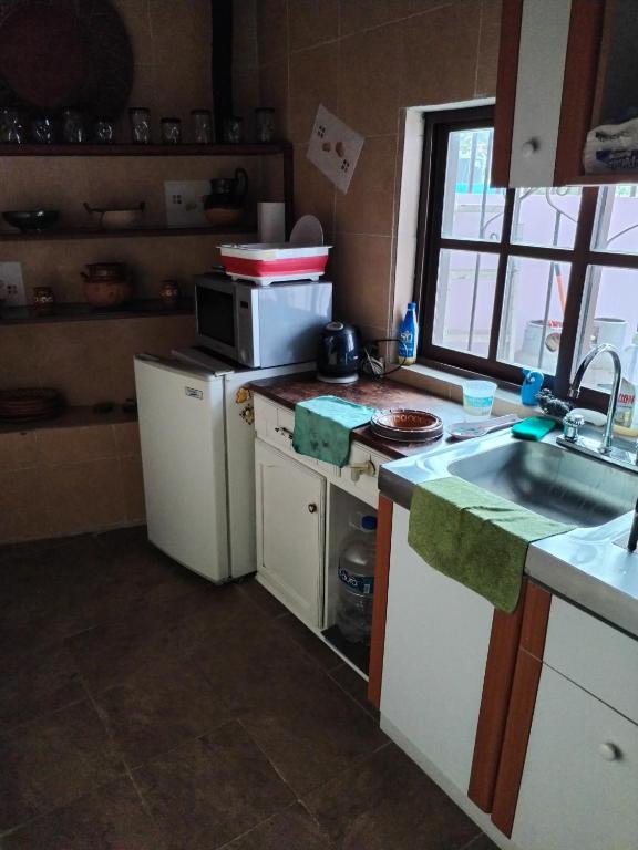 cocina con fregadero y fogones horno superior en Casa Lila, en Mineral del Monte
