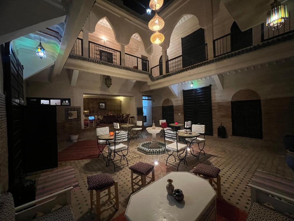 una vista aérea de una habitación con mesas y sillas en Riad Ago, en Marrakech