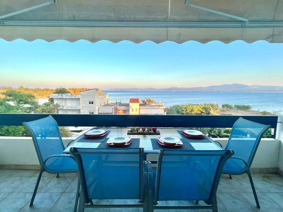 d'une table et de chaises sur un balcon avec vue sur l'océan. dans l'établissement Paradise House, à Lefkandi Chalkidas