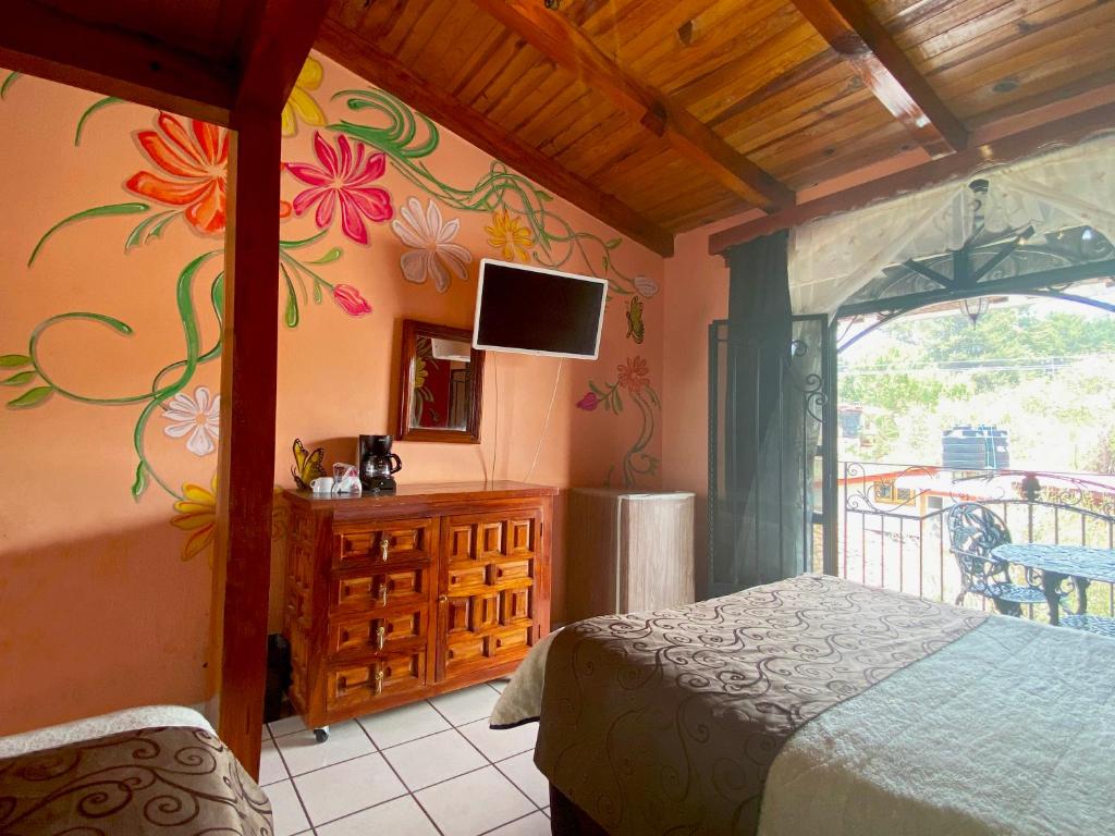 TV a/nebo společenská místnost v ubytování Hotel Real de la Sierra