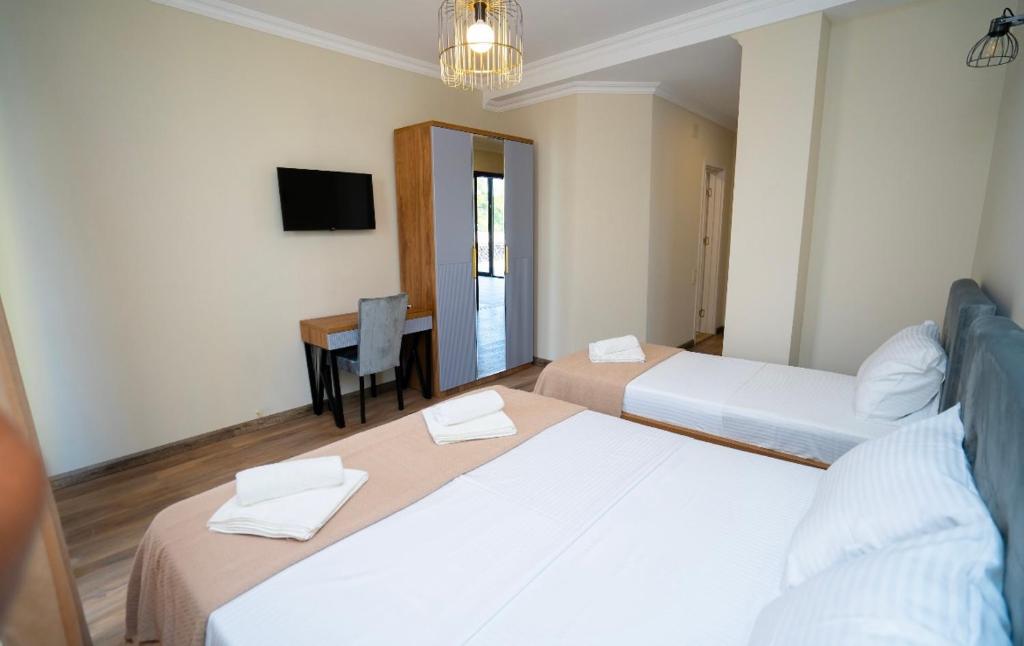 Rúm í herbergi á Hotel Leonardo
