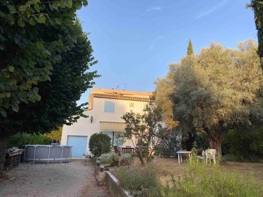 une maison avec une table et des chaises dans une cour dans l'établissement maison avec vue à la penne sur huveaune, à La Penne-sur-Huveaune