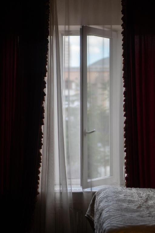 Postel nebo postele na pokoji v ubytování Royal City Hotel