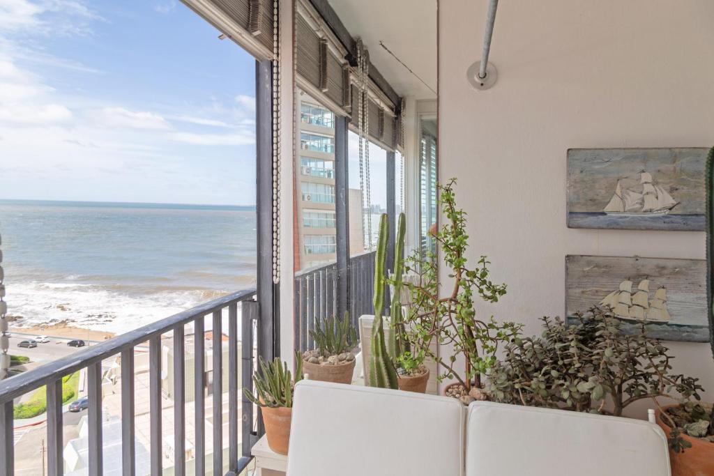 um quarto com uma varanda com vista para o oceano em Oceana Suites en Lafayette, vista al mar em Punta del Este