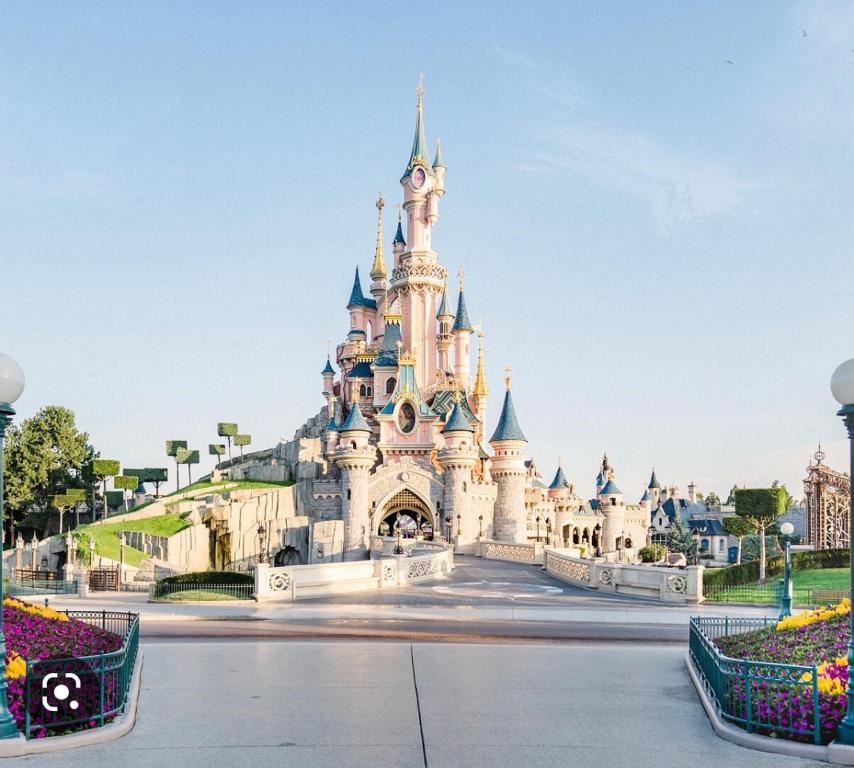 - Vistas al castillo de Disney en Logement entier proche Disneyland, en Montry