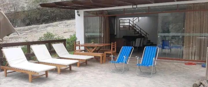 un gruppo di sedie, un tavolo da picnic e un pianoforte di Casa de Campo Sarita en huanchuy condominio a Archu