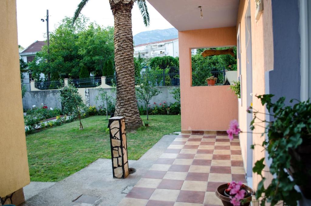Aed väljaspool majutusasutust Apartments Lazarević Sutomore