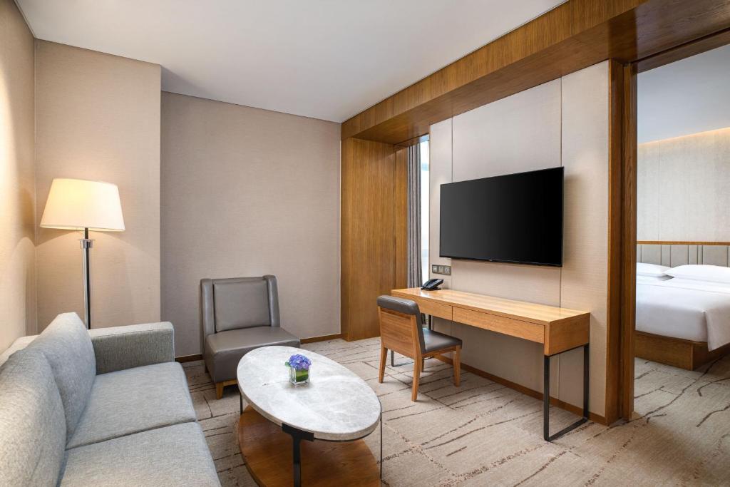 TV a/nebo společenská místnost v ubytování Four Points by Sheraton Shanghai, Kangqiao