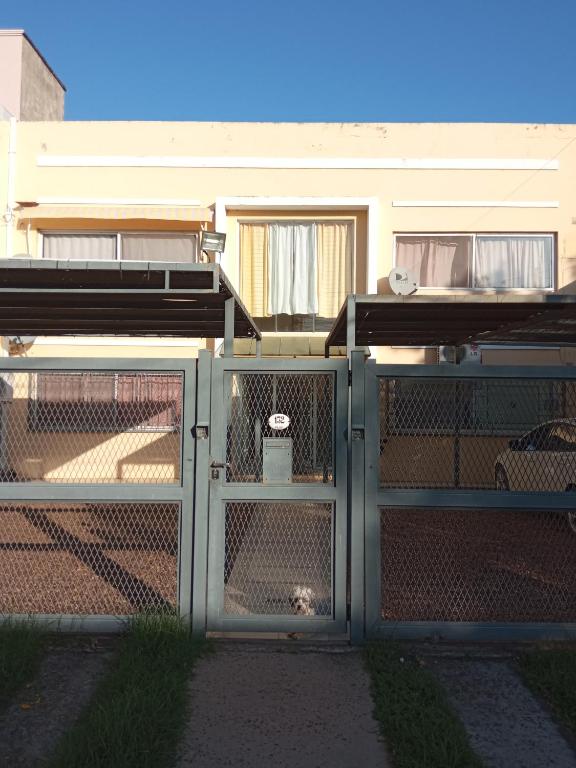 科隆MRU Colón aparts的金属栅栏,里面有一只狗