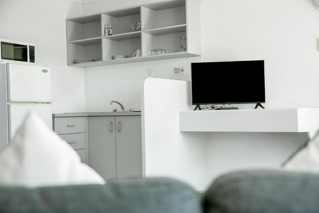 TV a/nebo společenská místnost v ubytování Reef Adventureland Motel