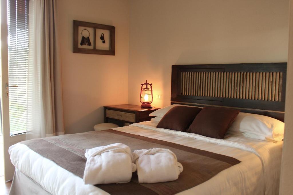 ein Schlafzimmer mit einem großen Bett mit zwei Handtüchern darauf in der Unterkunft B&B Kapì Country in Alghero