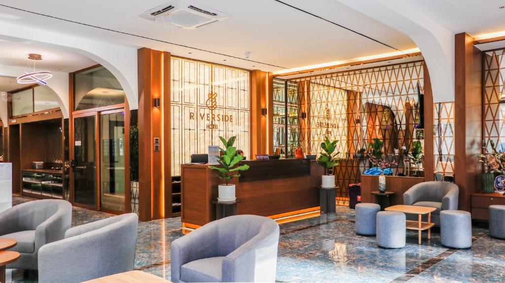 Ein Sitzbereich in der Unterkunft Riverside Hotel