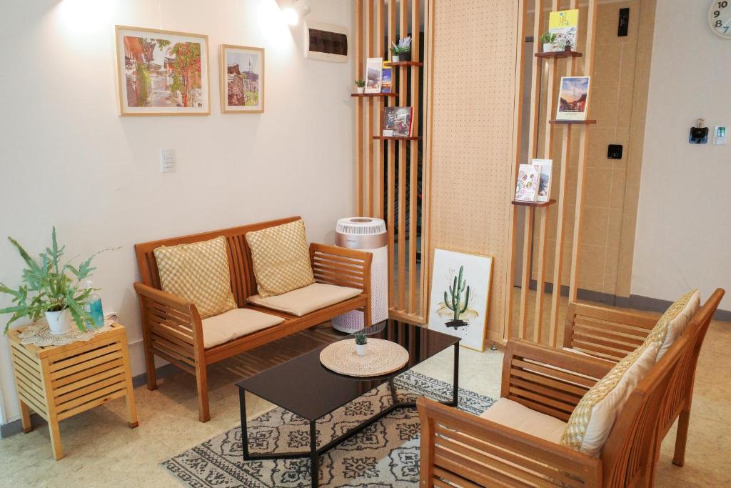 uma sala de estar com duas cadeiras e uma mesa em Starria Hostel foreign guest only em Seul