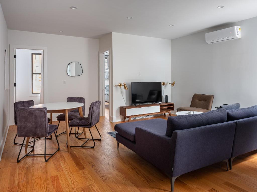 uma sala de estar com um sofá e uma mesa em Three Bedroom Brooklynite Suite! em Brooklyn