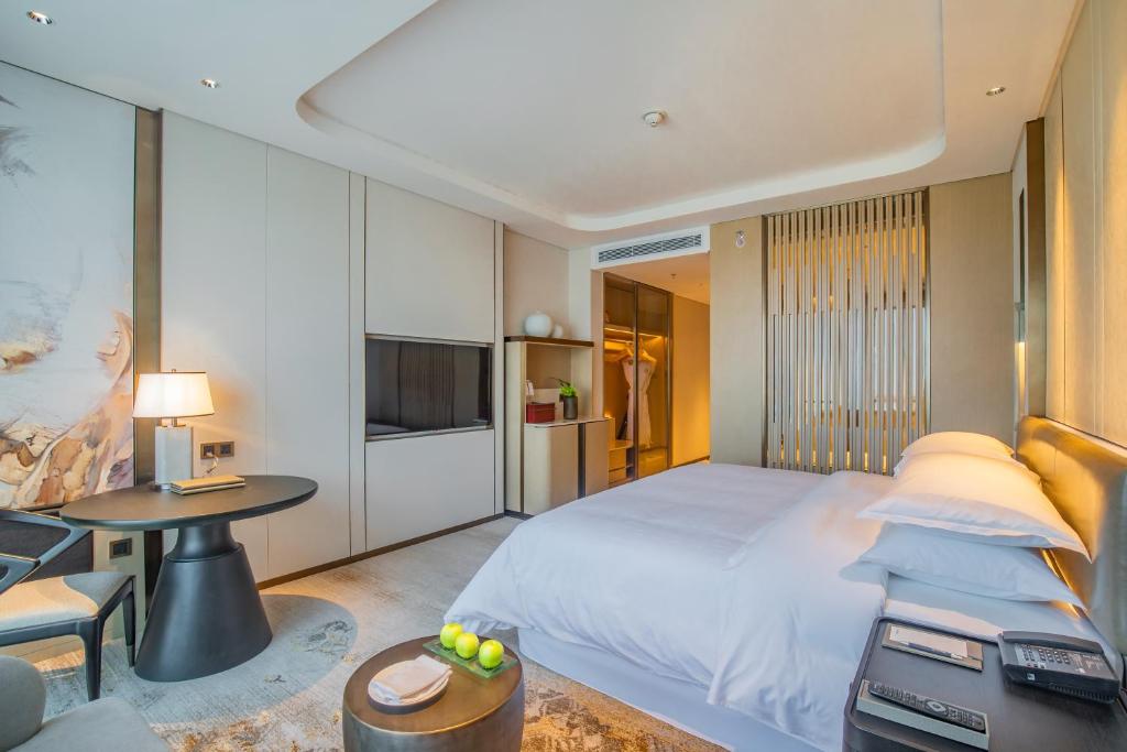 Postel nebo postele na pokoji v ubytování Sheraton Yunfu Xinxing Hotel