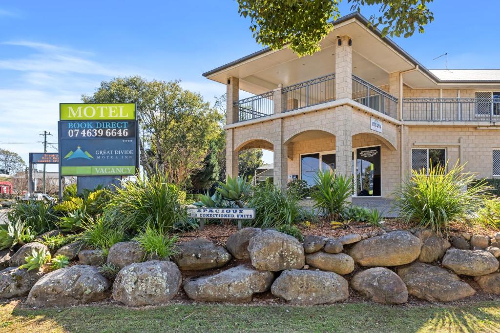 un panneau d'hôtel devant un bâtiment dans l'établissement Great Divide Motor Inn, à Toowoomba