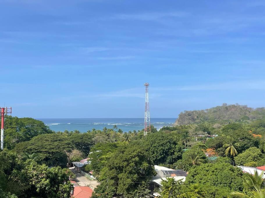 uitzicht op de oceaan vanaf een heuvel met bomen bij Samara Ocean View in Sámara