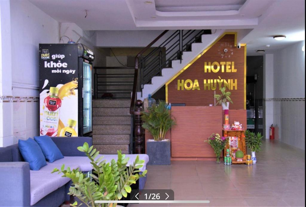 HOTEL HOA HUỲNH في مدينة هوشي منه: لوبي فيه كنب امام الفندق