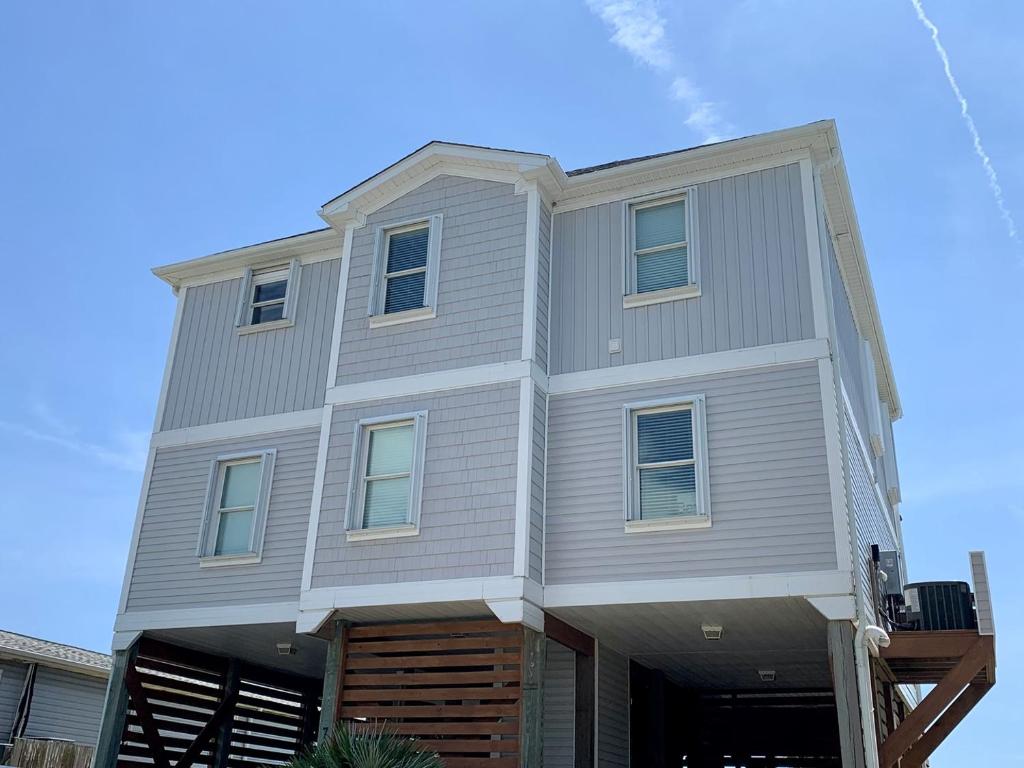 een grijs huis met witte rand bij Big Tuna in Oak Island