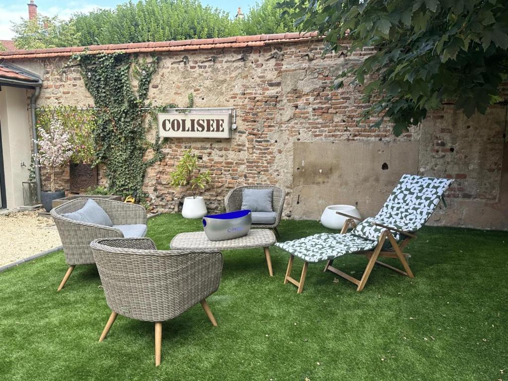Photo de la galerie de l'établissement Gîtes confortables pour 2 couples ou 4 personnes, centre de Moulins, à proximité des attractions, jardin et terrasse. - FR-1-489-473, à Moulins