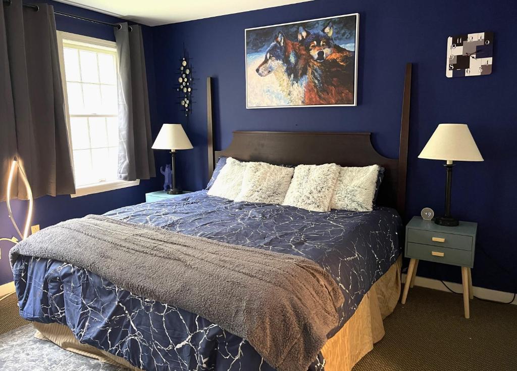 sypialnia z łóżkiem z niebieską ścianą w obiekcie Mountain View Suite on Jiminy Peak Ski On Off -New w mieście Hancock