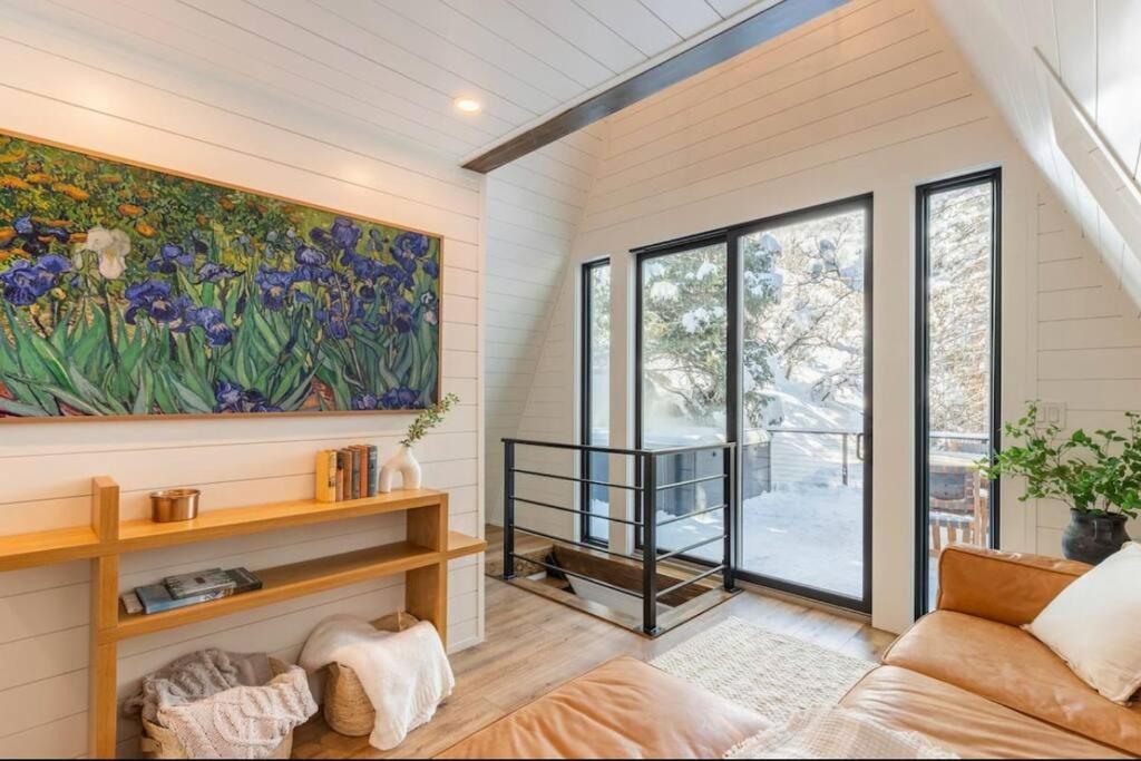 una sala de estar con una pintura de flores en la pared en Sundance A-Frame 5 Min Walk to Resort & XL Hot Tub, en Sundance