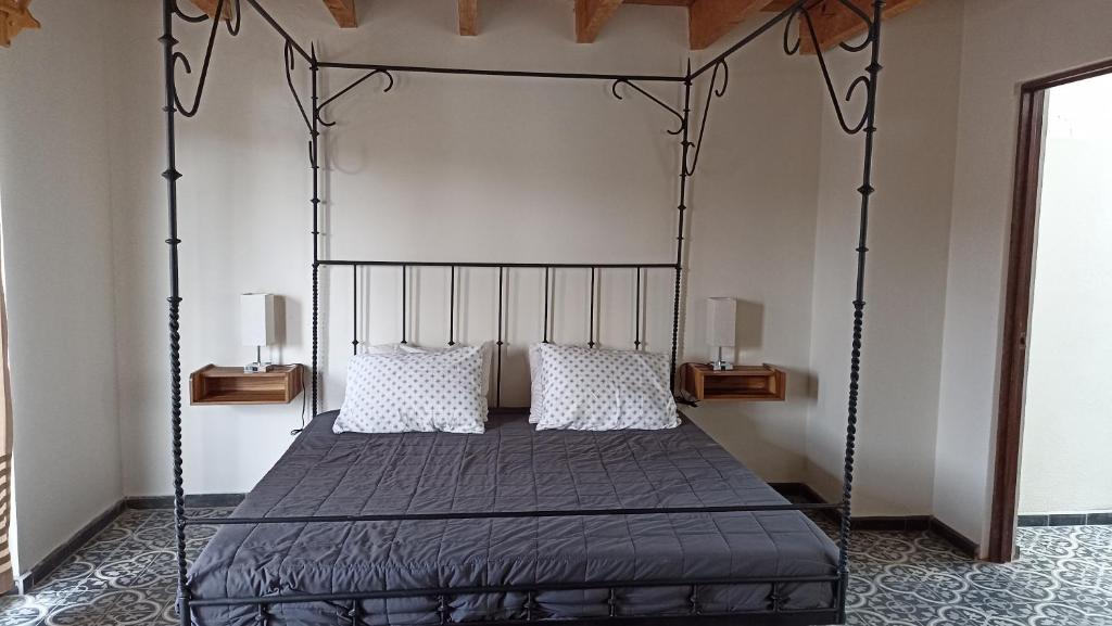 ein Schlafzimmer mit einem Bett mit einem Metallbettrahmen in der Unterkunft Casa Centro San Miguel de Allende in San Miguel de Allende