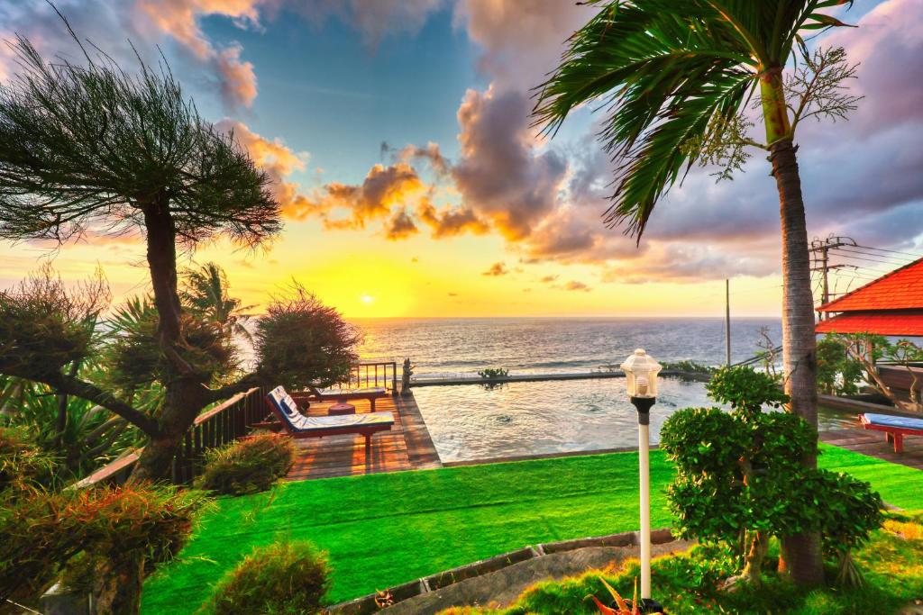 Cette maison offre une vue sur l'océan au coucher du soleil. dans l'établissement Manta Cottage Seaview Plus, à Nusa Penida