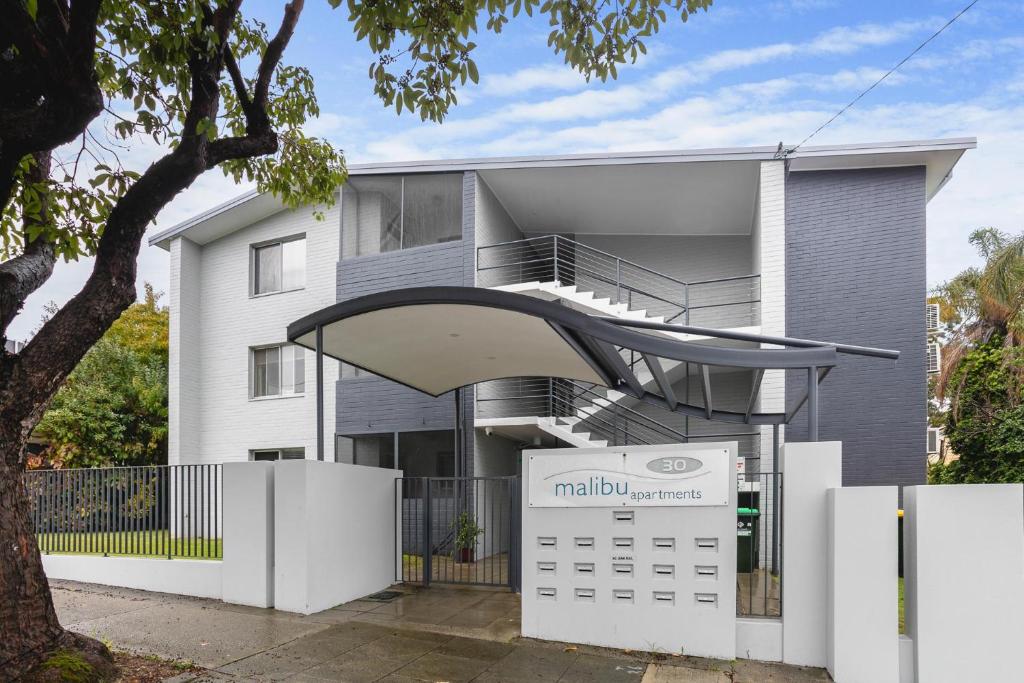 una casa con una escalera y un calendario delante de ella en Malibu Apartments - Perth, en Perth