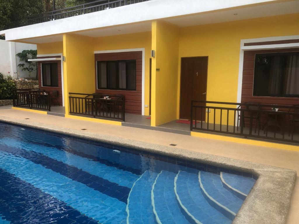 a house with a swimming pool in front of it at Villas de piscina in Sipalay
