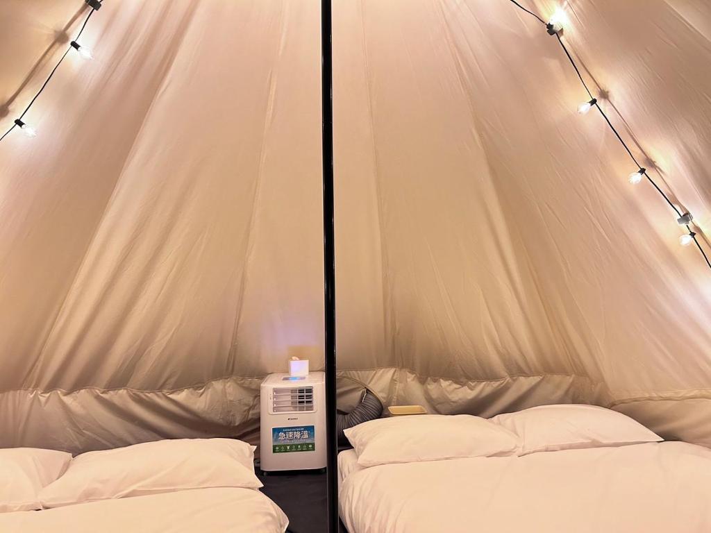 Postel nebo postele na pokoji v ubytování Touching Camping