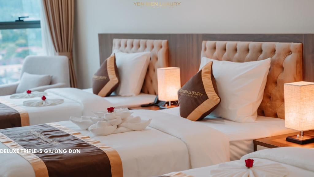 Giường trong phòng chung tại YEN BIEN LUXURY HOTEL