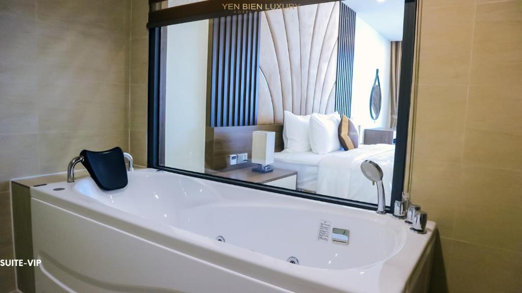 Giường trong phòng chung tại YEN BIEN LUXURY HOTEL