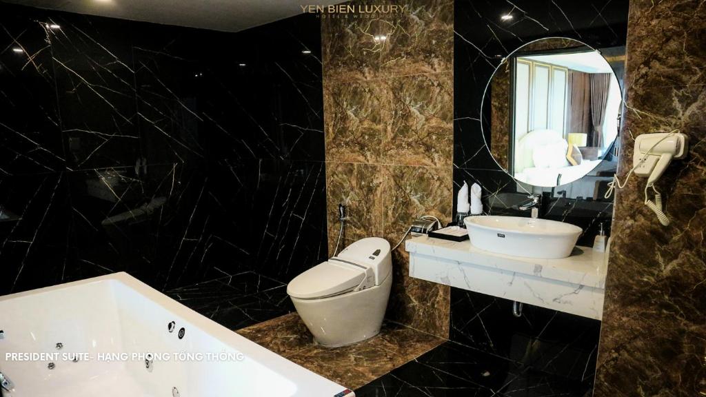 Phòng tắm tại YEN BIEN LUXURY HOTEL