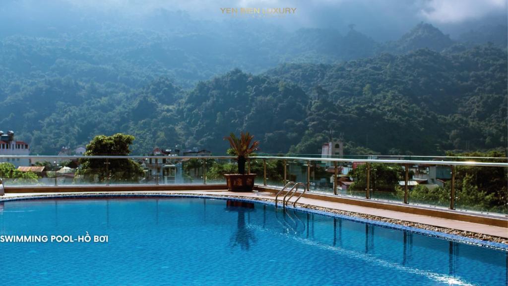 Hồ bơi trong/gần YEN BIEN LUXURY HOTEL