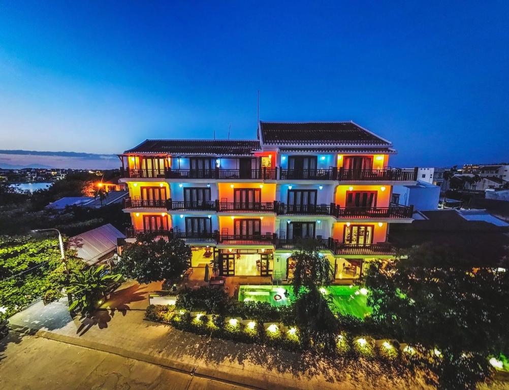 Hoi An Odyssey Hotel & Spa nổi bật trong không gian yên tĩnh về đêm, mang đến nơi nghỉ ngơi nhẹ nhàng sau hành trình tham quan Hội An.
